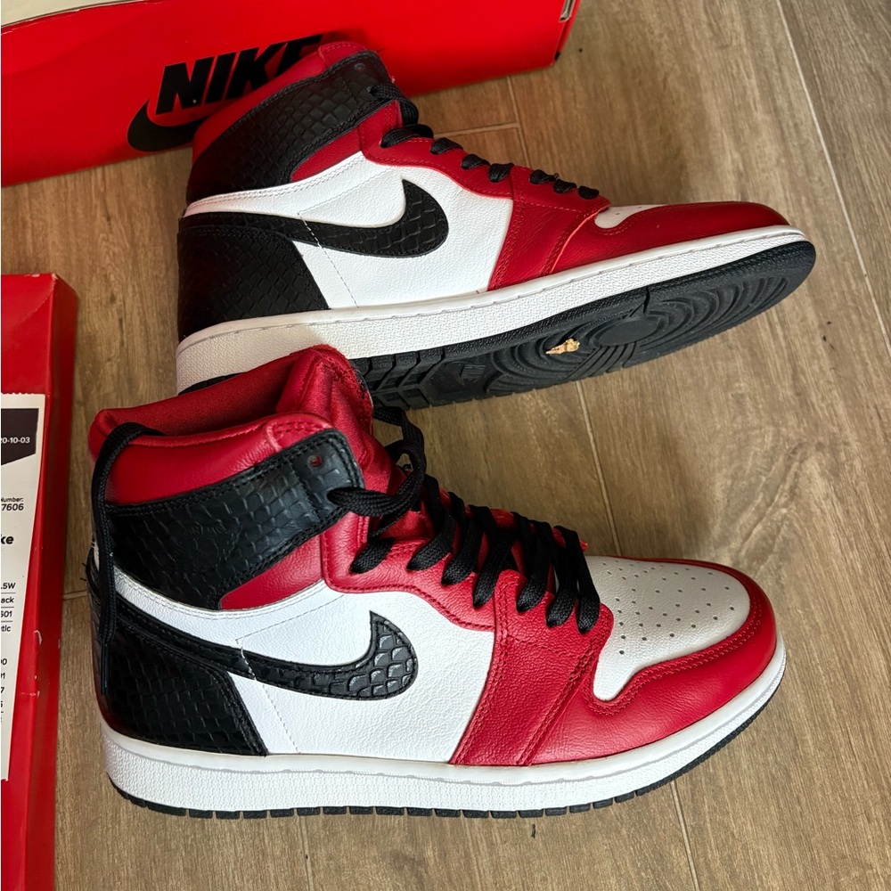 Jordan 1 Retro High Satin Snake Chicago Women Size 8.5
